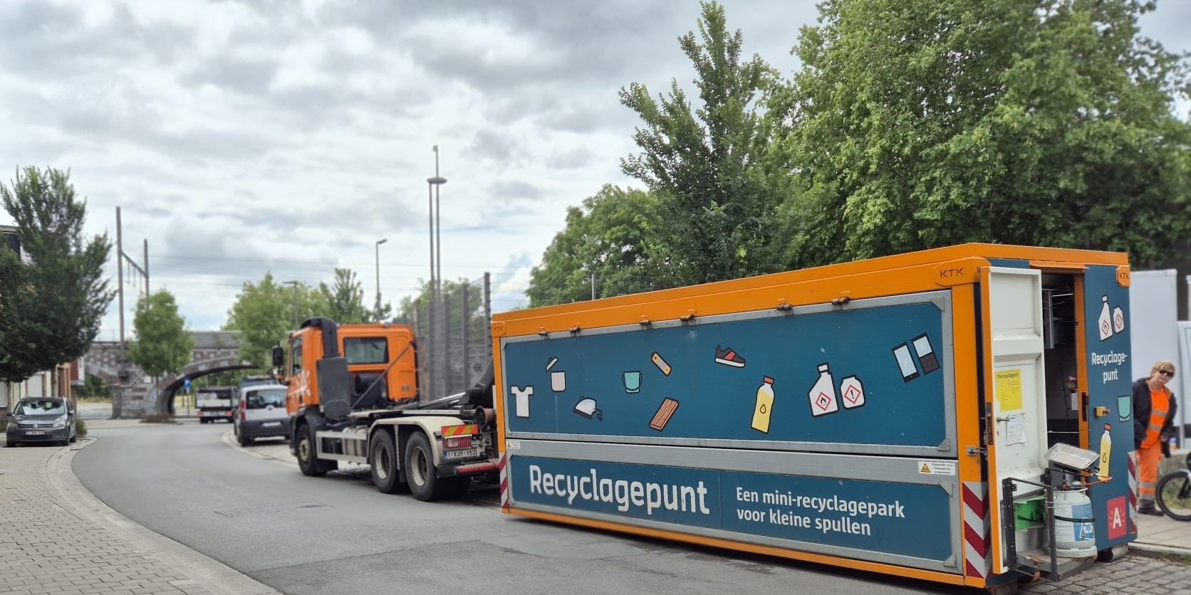 Foto van een recyclagepunt in Borgerhout. In Borgerhout kan je op verschillende dagen met je huisvuil terecht op een mini of maxi recyclagepunt. We geven een overzicht van de data en locaties. Foto van een recyclagepunt in Borgerhout. In Borgerhout kan je op verschillende dagen met je huisvuil terecht op een mini of maxi recyclagepunt. We geven een overzicht van de data en locaties.